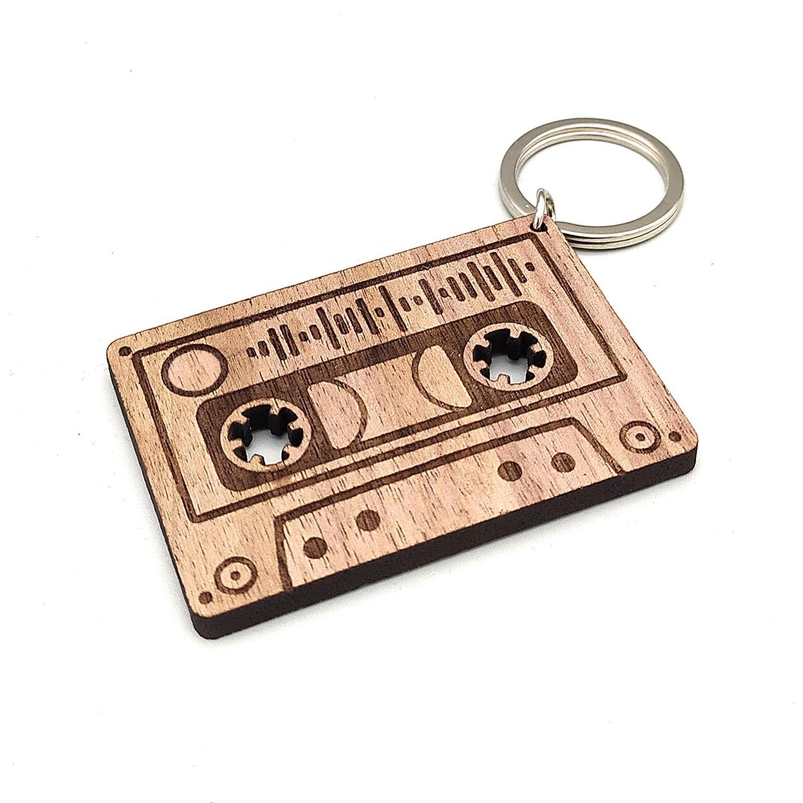 Holz Schlüsselanhänger mit Song Code - Musikkassette - personalisierter Anhänger Nussbaum
